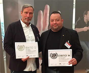 Sifu Heiko Martin und Sifu Jan-Holger Nahler werden für langjährige treue EWTO-Mitgliedschaft geehrt.